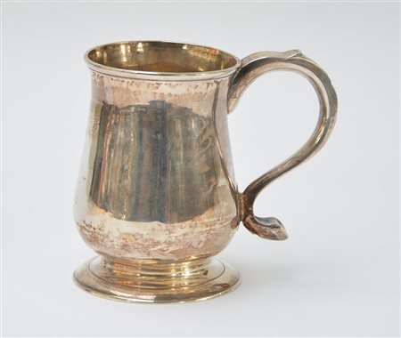 Antico boccale in argento con corpo a balaustro liscio e manico a voluta....