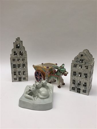 Lotto di due porta lumi a forma di casette e due gruppi in porcellana...