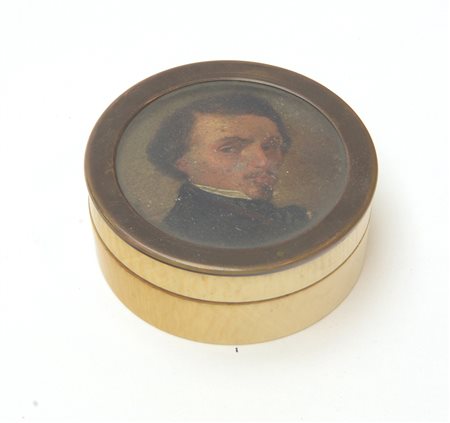 Tabacchiera in avorio con coperchio decorato da una miniatura del secolo XIX...