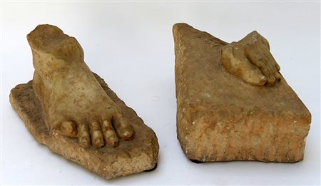 Lotto composto da due antichi frammenti in marmo raffiguranti piedi