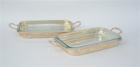 Lotto composto da una coppia di vassoi biansati, in metallo argentato a corpo...
