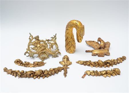 Gruppo di sei fregi in legno intagliato e dorato, ed uno in bronzo (difetti)