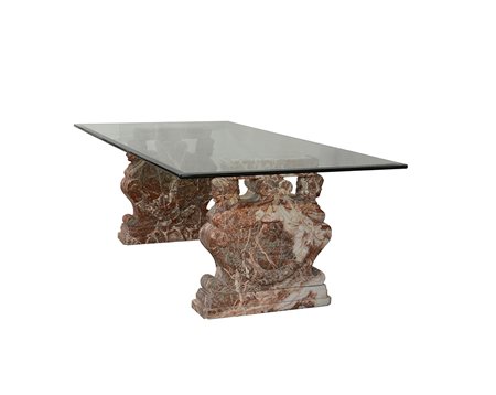 Tavolo composto da una coppia di basi in marmo modellate come sfingi...
