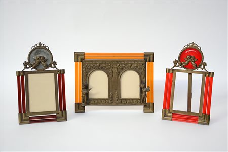 Lotto composto da tre cornici portafoto in bronzo e vetro decorate da putti e...