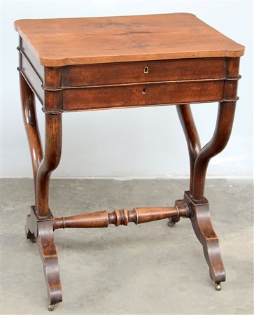 Tavolino da lavoro in noce con gambe mosse riunite da traversa, piedi con...