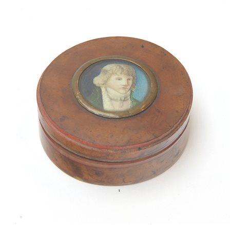 Tabacchiera tonda in radica e tartaruga con coperchio decorato con miniatura...