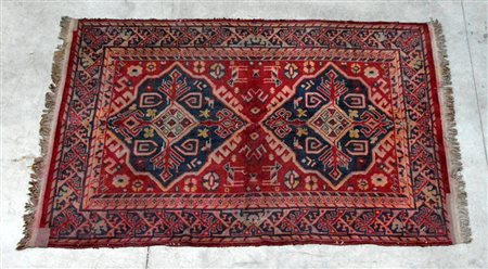 Tappeto meccanico, sec. XX Disegno a due medaglioni clu su fondo rosso (cm...