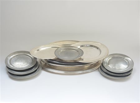 Lotto composto da sette piattini in peltro e sei vassoi in metallo argentato