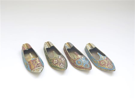 Quattro posaceneri in ottone smaltati a forma di scarpa