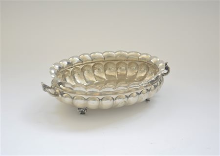 Centrotavola in argento di forma ovale baccellato. Italia, secolo XX (largh....