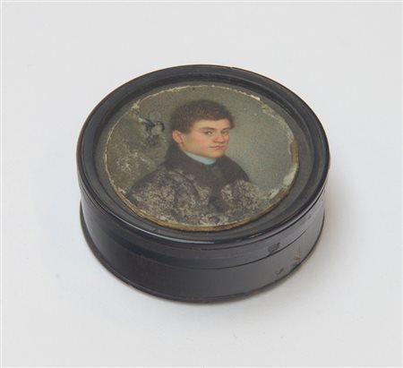 Tabacchiera di forma tonda in tartaruga con coperchio decorato con miniatura...