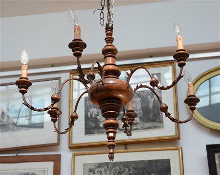 Lampadario a sei luci con fusto in legno tornito e braccia in metallo...