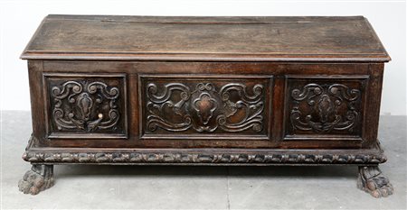 Piccolo cassone in legno dolce a tinta scura con formelle intagliate e...