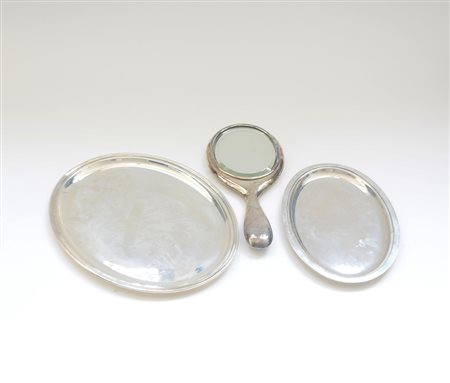 Lotto composto da due vassoi e uno specchio a mano (g 640 ca.)