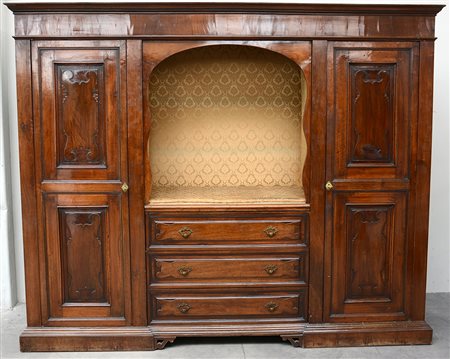 Mobile guardaroba lastronato in noce e piuma di noce a due battenti laterali,...