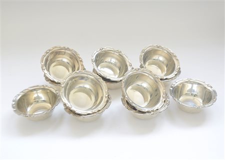 Dodici ciotole lavadita in argento di forma circolare liscia con bordura...