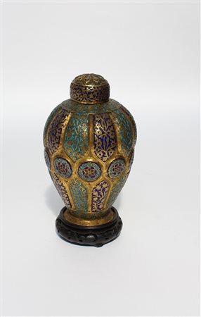 Manifattura orientale. Vaso in bronzo dorato e smalti applicati, con...
