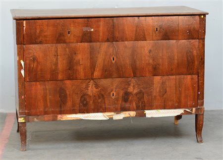 Antico comò in noce a due cassetti in linea sottopiano e due grandi sul...