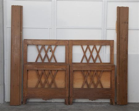 Coppia di lettini in rovere con testate e pediere traforate con listelli...