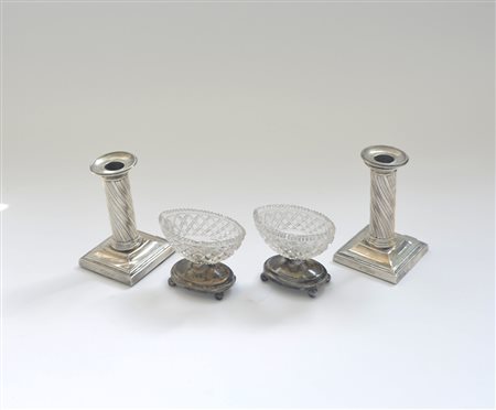 Lotto composto da una coppia di candelieri inglesi in argento a colonna su...
