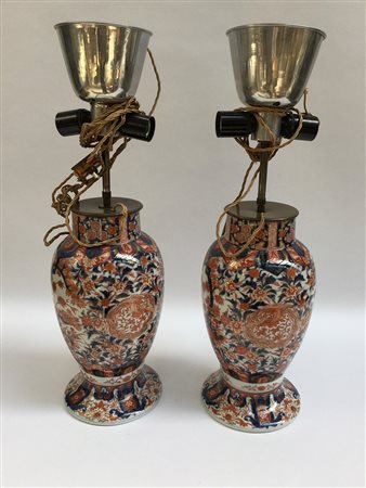 Coppia di vasi in porcellana stile Imari decorati con motivi floreali,...