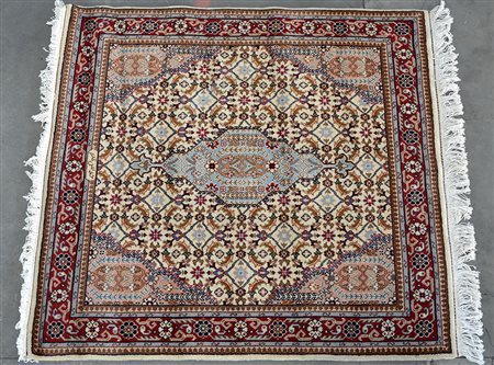 Tappeto rumeno con disegno a medaglione azzurro su fondo bianco (cm 150x157)...