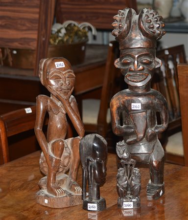 Lotto composto da quattro sculture etniche in legno (difetti)