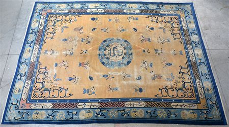 Tappeto Pechino, Cina inizio secolo XX Decoro con medaglione rotondo azzurro...