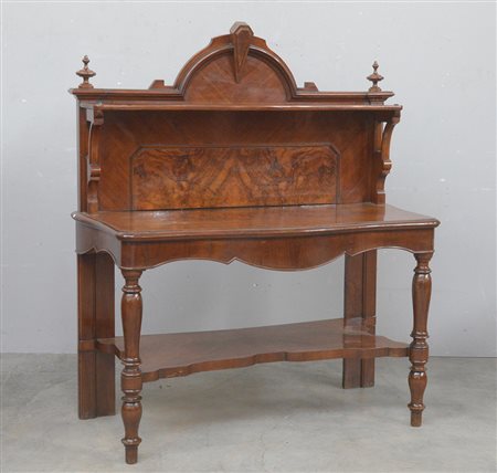 Consolle con alzata in noce, gambe anteriori tornite e parte superiore...