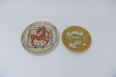 Lotto composto da un piatto di Matteucci in ceramica decorato a rilievo e con...