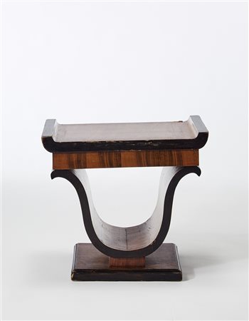 Sgabello in stile Novecento impiallacciato in legni diversi. Italia, anni...