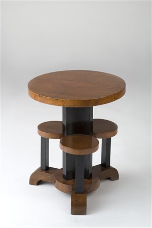 Piccolo piedistallo di gusto déco con piano principale e tre ripiani minori...