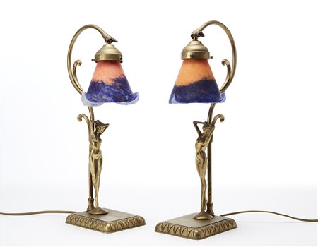 Coppia di lampade da tavolo in fusione di ottone e campana diffusore in pasta...