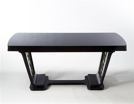 Tavolo in stile Novecento in legno ebanizzato con gambe a slitta decorate da...