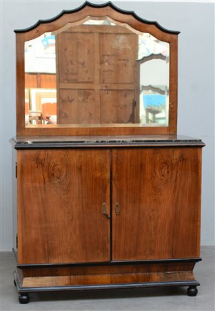 Comò déco di gusto barocchetto ispirato agli stilemi di Piero Portaluppi a...