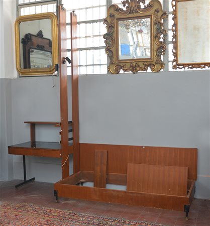 Parete attrezzata in legno impiallacciato e parzialmente rivestito da formica...