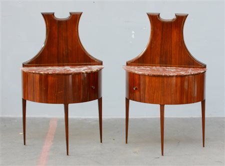 Coppia di comodini a demilune in palissandro ad uno sportello con sostegni...
