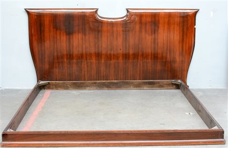 Letto matrimoniale con testata sagomata impiallacciata in palissandro indiano...