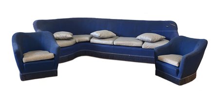 Salotto imbottito rivestito in velluto blu composto da divano e due poltrone....