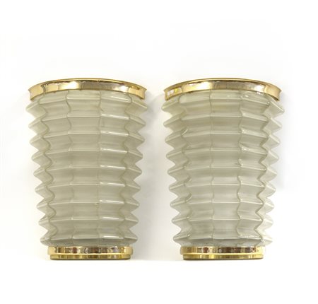 Coppia di grandi lampade a parete con struttura in metallo dorato e...