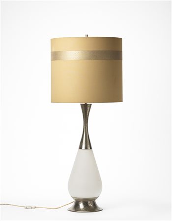 Stilnovo Lampada da tavolo in ottone nichelato e vetro incamiciato lattimo...