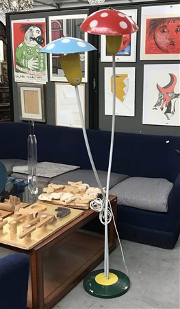 Lampada da terra a due luci a forma di funghi stilizzati. Metallo e alluminio...