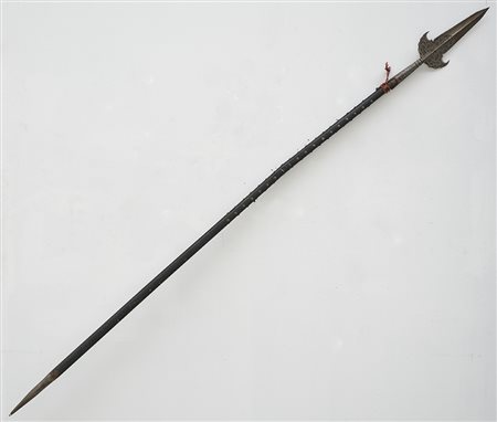 Partigiana con lama costolata a lingua di bue. Ali ondulate ad innesto. Il...