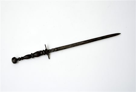 Misericordia con lama a losanga ed impugnatura in ferro a bottiglia...