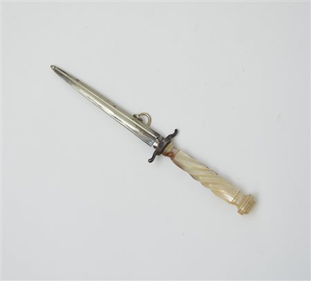 Stiletto da dama. Lama cruciforme innestata in elegante fodero su metallo...