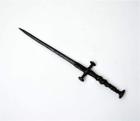 Misericordia con lama a losanga punzonata al tallone. Piccola guardia...