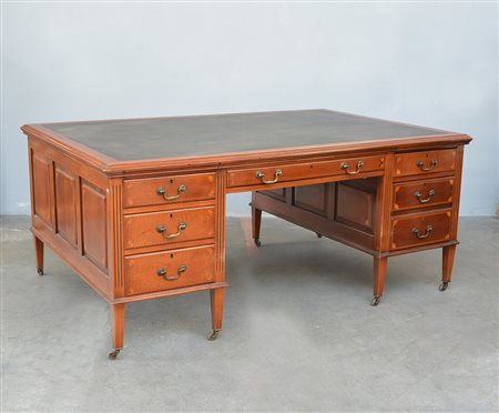 Grande scrivania da centro decorata da filettature e piccoli intarsi,...