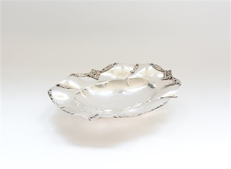 Centrotavola in metallo argentato con bordo polilobato sorretto da quattro...