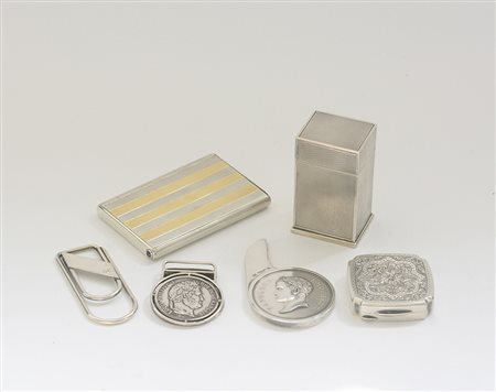 Lotto di composto da un portacipria, un accendino, due fermacarte, un porta...