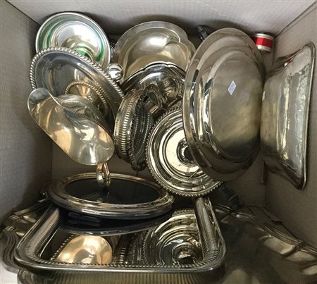 Cartone contenente numerosi oggetti per la tavola in metallo argentato (difetti)